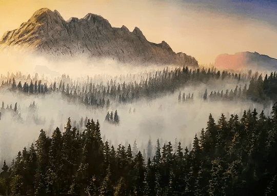 Akvarellmålning: Ett landskap ligger inbäddat i dimma där avstånd och konturer mjukas upp och ger motivet en lågmäld, nästan drömlik atmosfär.