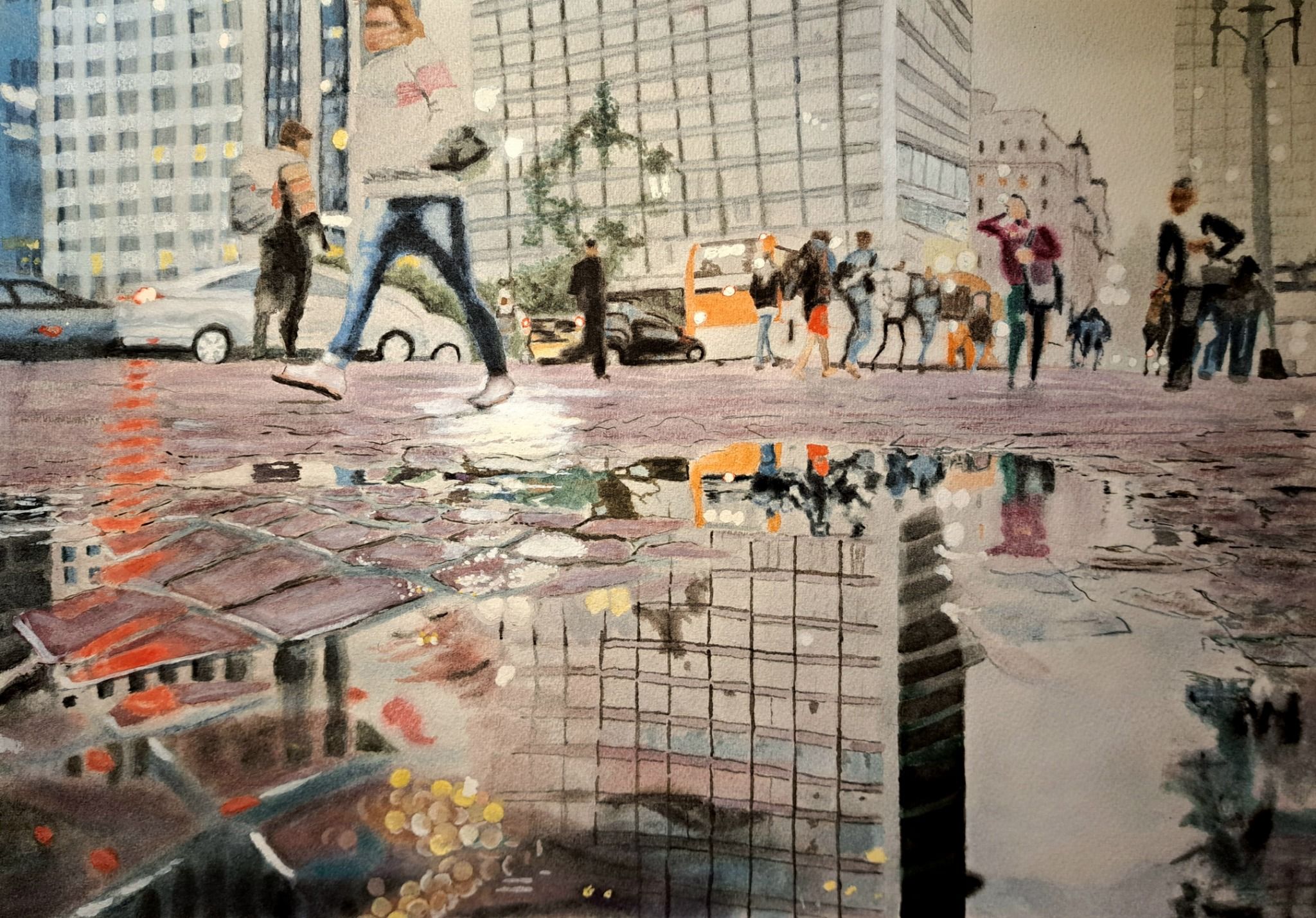 Akvarell av människor som rör sig över ett stadstorg med byggnader och färgade reflektioner i en vattenpöl.