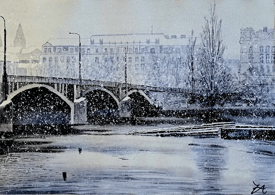 Akvarellmålning: En snöig stadsvy med bro och byggnader i ett mjukt gråvitt vinterljus, präglad av stillhet och kyla.
